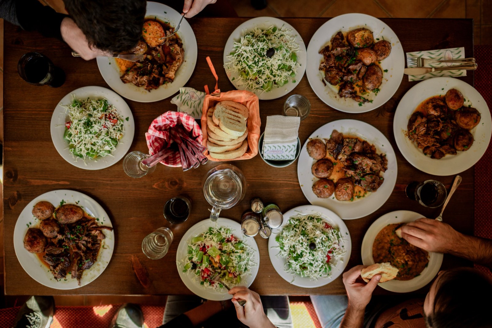 Kolleger deler frokost omkring et bord fyldt med retter
